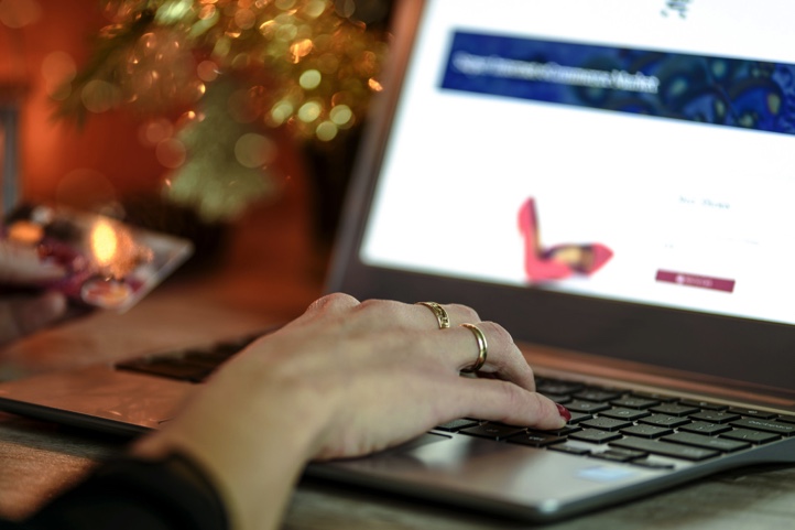 Holiday online shopping
